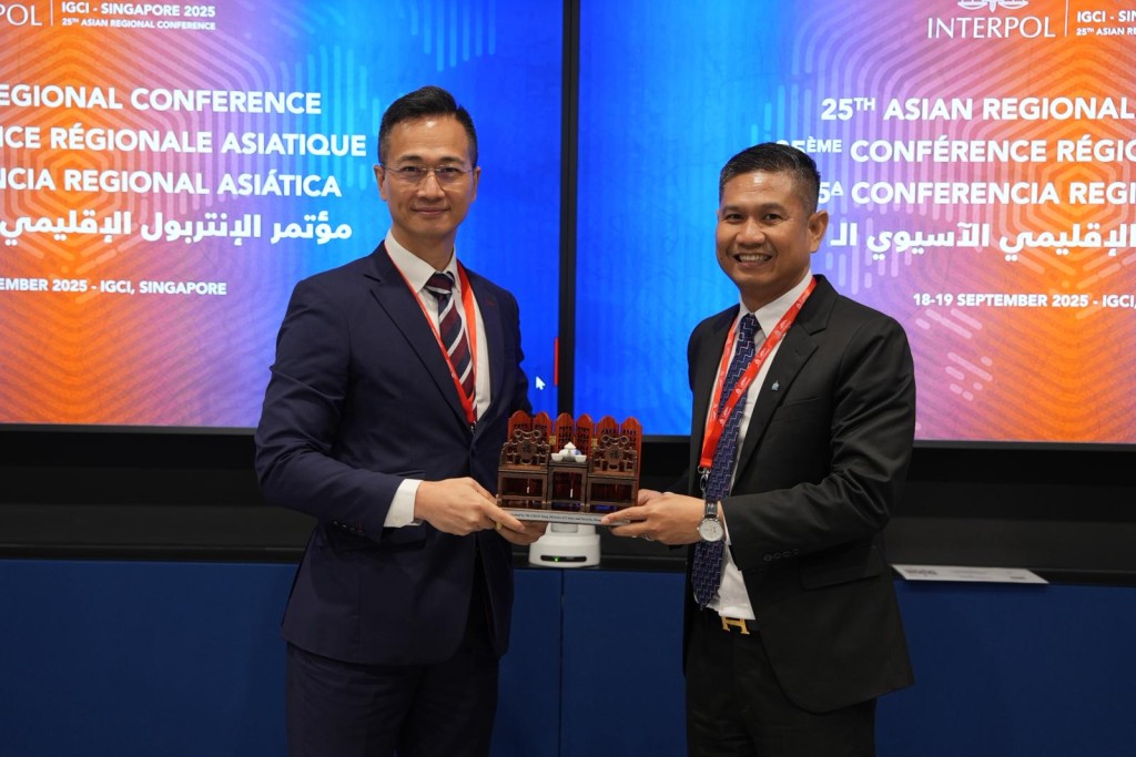 CHAN Tung (Left) and Brigadier General Mr. YOU Boren, Head of National Central Bureau Cambodia, Cambodian National Police conduct bilateral meeting.