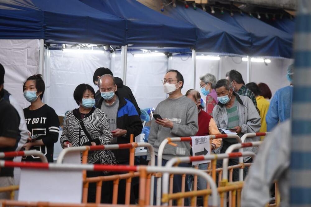 Residents of Nga Yuen House, Chuk Yuen South Estate in Wong Tai Sin head to testing stations. Residents of Nga Yuen House, Chuk Yuen South Estate in Wong Tai Sin head to testing stations.