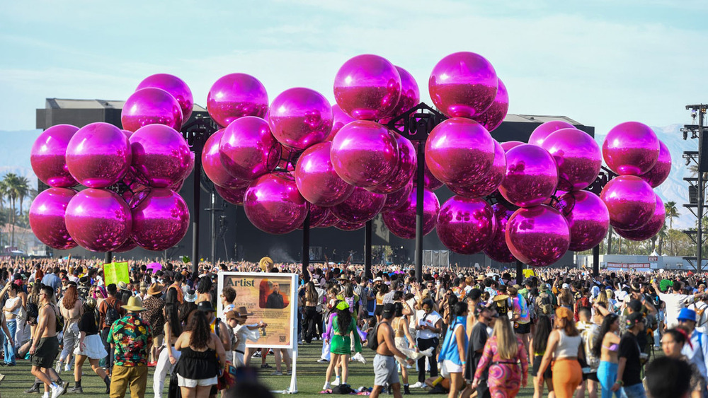 People walk by the “Molecular Cloud” installation by Vincent Leroy during the first weekend of the Coachella Valley Music and Arts Festival in Indio, California, on April 16, 2023. (VALERIE MACON / AFP) People walk by the “Molecular Cloud” installation by Vincent Leroy during the first weekend of the Coachella Valley Music and Arts Festival in Indio, California, on April 16, 2023. (VALERIE MACON / AFP)
