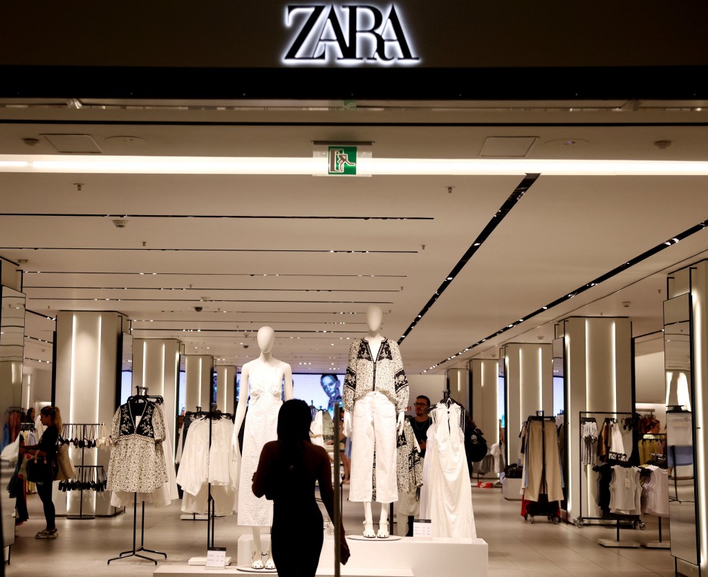 A person enters the Zara store, during Christmas season at the RIOSUL Shopping Center in Rio de Janeiro, Brazil December 23, 2025. REUTERS/Pilar Olivares