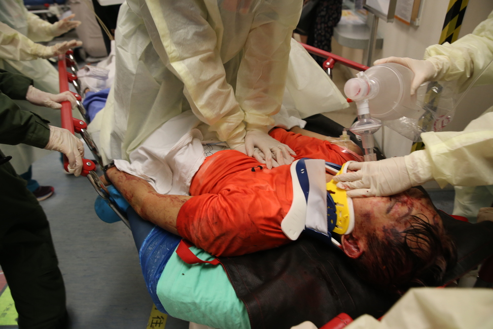 Ken Lo plunged 100 meters. SING TAO Ken Lo plunged 100 meters. SING TAO