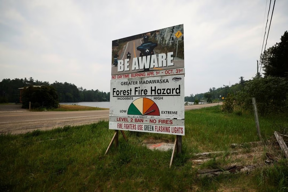 A fire hazard sign sits beside a highway near a forest fire that has been burning since Sunday on the shore of Centennial Lake in the Township of Greater Madawaska, Ontario, Canada, June 7, 2023. (REUTERS/Blair Gable) A fire hazard sign sits beside a highway near a forest fire that has been burning since Sunday on the shore of Centennial Lake in the Township of Greater Madawaska, Ontario, Canada, June 7, 2023. (REUTERS/Blair Gable)