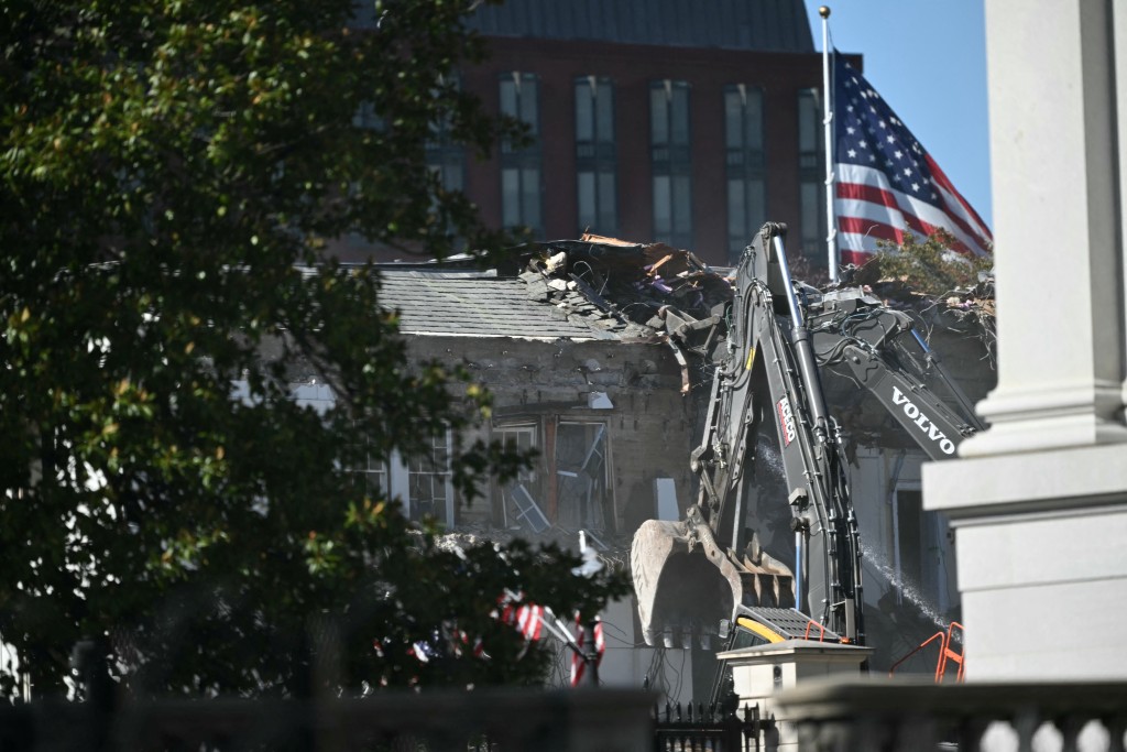 Photo by DREW ANGERER / AFP.  Heavy machinery tears down a section of the East Wing of the White House as construction begins on President Donald Trump’s planned ballroom, in Washington, DC, on October 21, 2025.