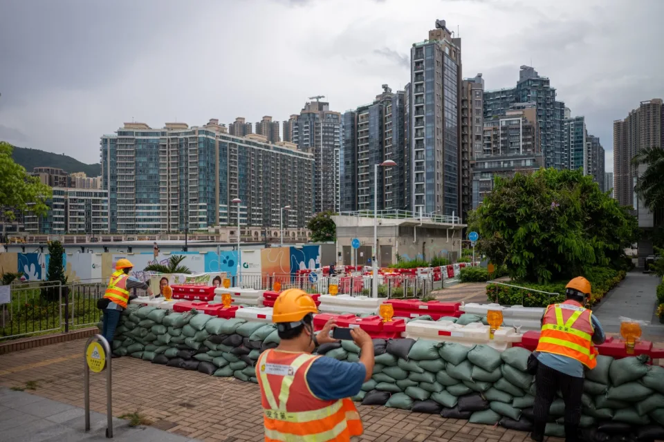 Workers build sandbag fortifications against the storm. (Bloomberg) Workers build sandbag fortifications against the storm. (Bloomberg)