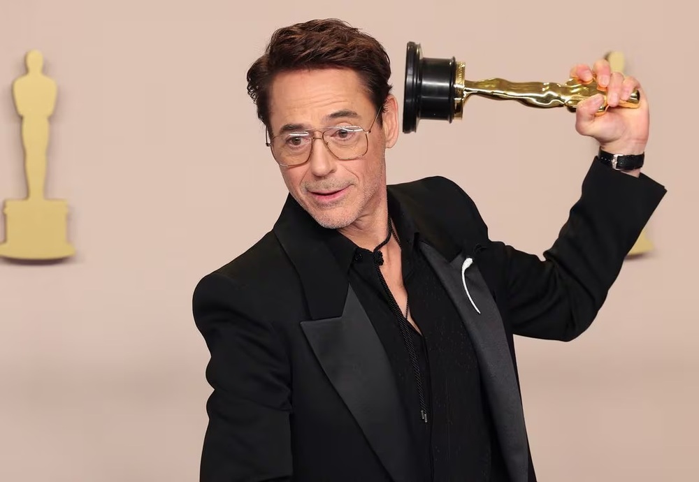 Cillian Murphy, winner of the Best Actor Oscar for ‘Oppenheimer’, adjusts the dress of Emma Stone, winner of the Best Actress Oscar for ‘Poor Things’, as they pose with Da'Vine Joy Randolph, Best Supporting Actress Oscar winner for ‘The Holdovers’, and Robert Downey Jr., Best Supporting Actor Oscar winner for ‘Oppenheimer’, in the Oscars photo room at the 96th Academy Awards in Hollywood, Los Angeles, California, U.S., March 10, 2024. (REUTERS/Carlos Barria)