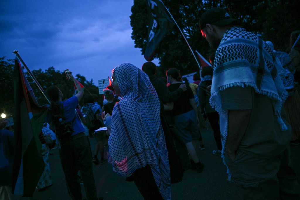 Protesters attend a demonstration against the visit to the US of Israel Prime Minister Benjamin Netanyahu at Lafayette Square in Washington, DC, on September 29, 2025. US President Donald Trump said on Monday that Washington was "very close" to securing peace in the Gaza war, after meeting with Israeli Prime Minister Benjamin Netanyahu and releasing a 20-point peace plan. (Photo by Brendan SMIALOWSKI / AFP)