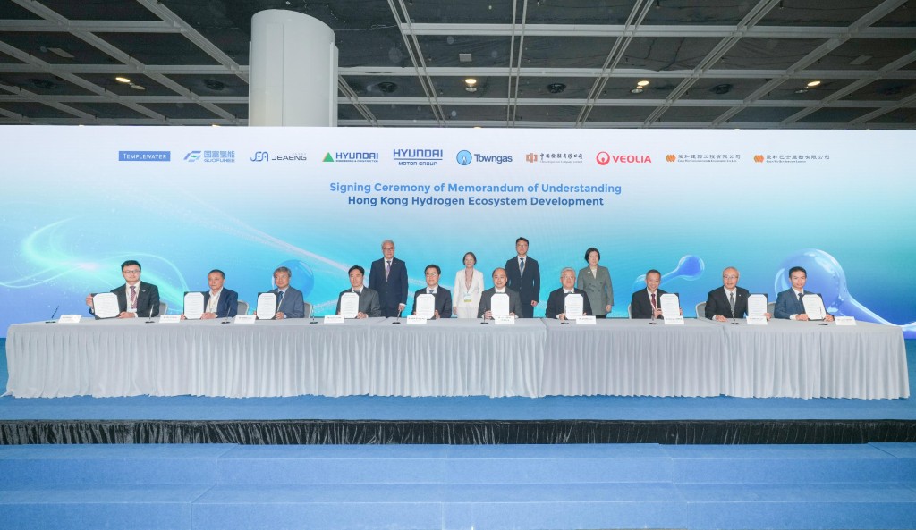 Representatives of the ten leading enterprises sign a memorandum of understanding to collaborate on hydrogen energy development in the city.