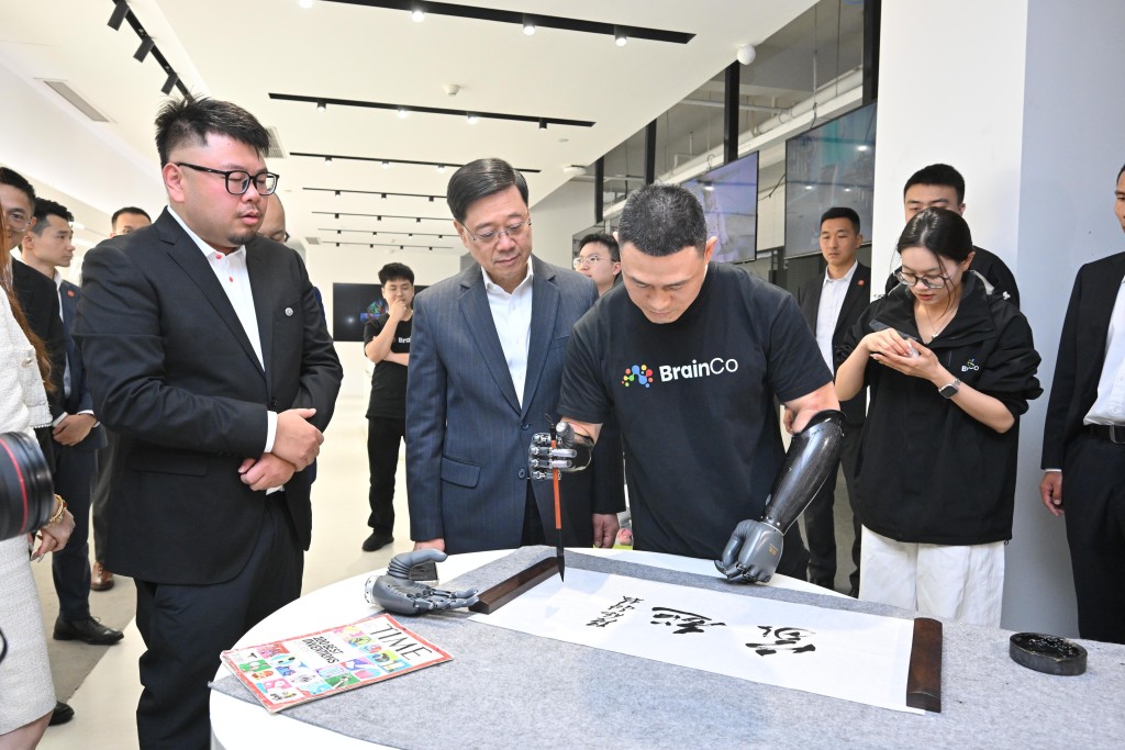 John Lee visits BrainCo (Photo from Information Services Department)