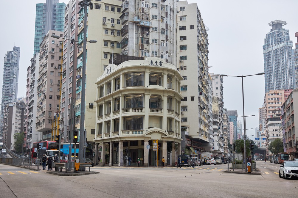 The front façade of Lui Seng Chun adopts a curved design as it is located on the triangular site at the junction of Lai Chi Kok Road and Tong Mi Road. The front façade of Lui Seng Chun adopts a curved design as it is located on the triangular site at the junction of Lai Chi Kok Road and Tong Mi Road.