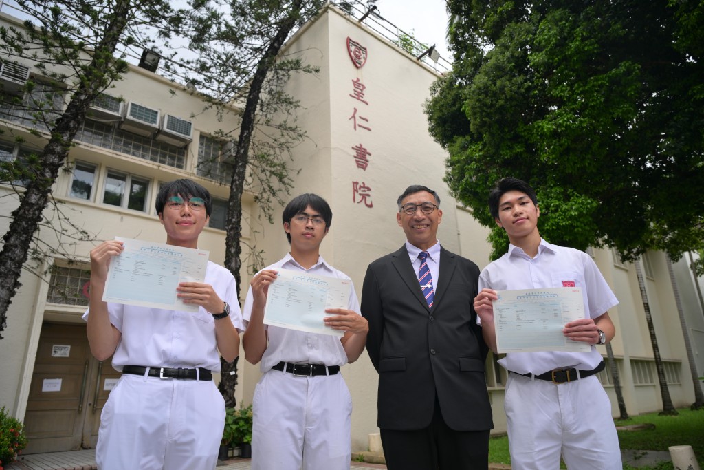 Queen’s College produced three DSE top scorers this year, including one super top scorer. From left: top scorer Tong Ming-tak, super top scorer Ng Ka-wing, principal Eric Chan Cheung-wai, and top scorer Chiu Yu-him. Queen’s College produced three DSE top scorers this year, including one super top scorer. From left: top scorer Tong Ming-tak, super top scorer Ng Ka-wing, principal Eric Chan Cheung-wai, and top scorer Chiu Yu-him.