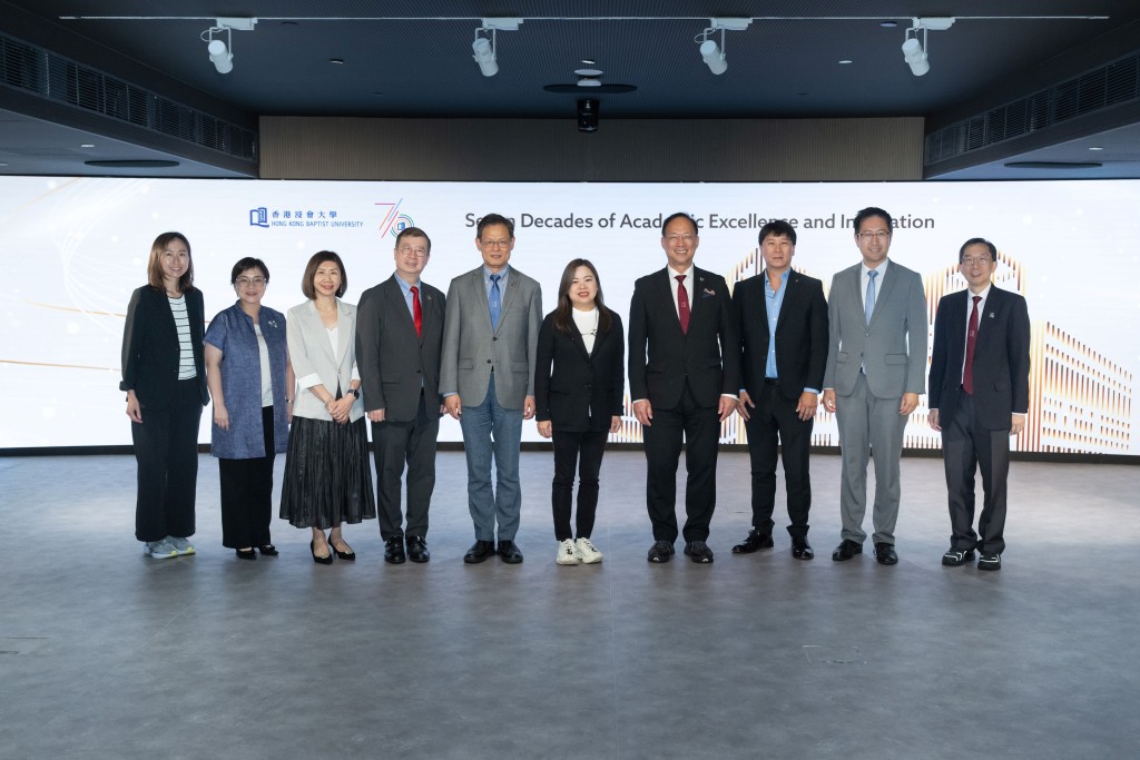 Secretary for Culture, Sports and Tourism Rosanna Law Shuk-pui (5th right) visited Hong Kong Baptist University on Wednesday to learn about its latest developments in creative arts, art technology and sports science.