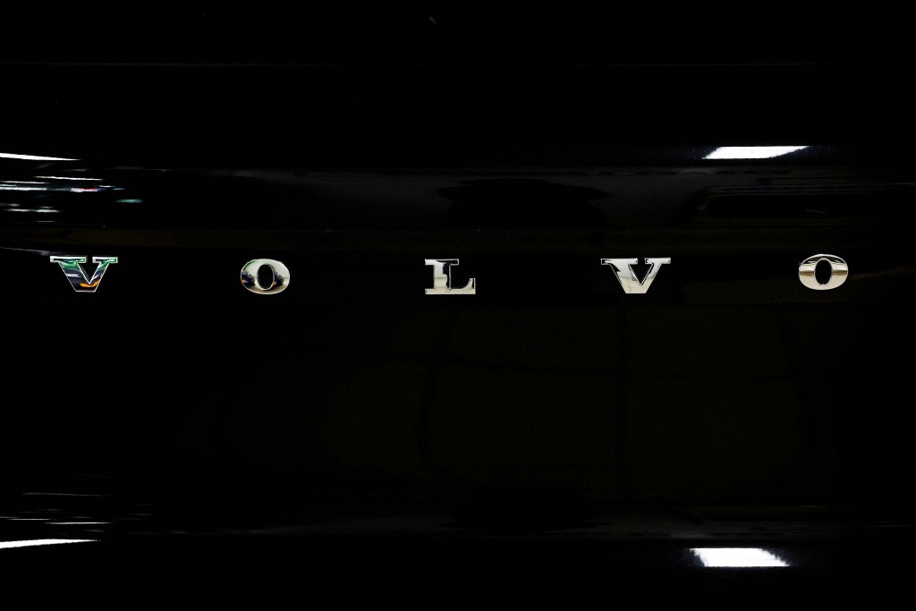  A logo of Volvo is seen inside a car dealer in Nijmegen, Netherlands February 26, 2025. REUTERS/Piroschka van de Wouw/File Photo