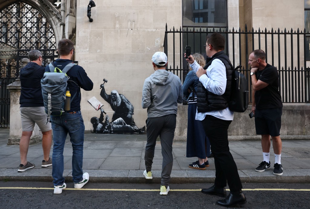 A new mural by anonymous artist Banksy on the Royal Courts of Justice in London, Britain, September 9, 2025. (Reuters)