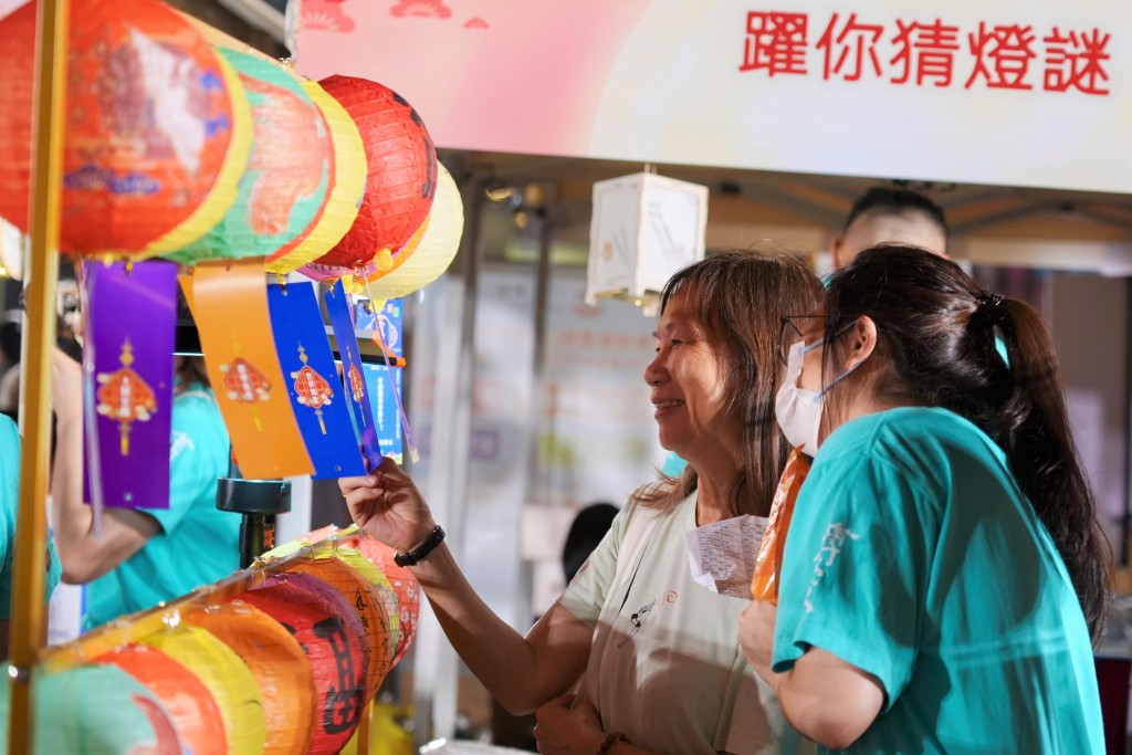 The Henderson Warmth Volunteer Team distributed gift packs to residents of “Pok Oi Kong Ha Wai Village”, bringing festive joy ahead of the Mid-Autumn Festival.
