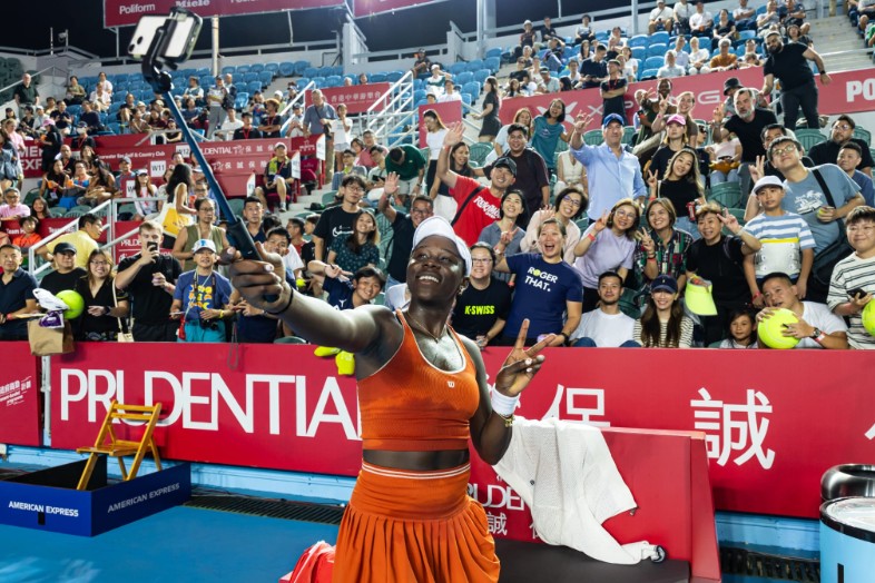 Victoria Mboko celebrates with fans after advancing to the semi-finals. PRUDENTIAL HONG KONG TENNIS OPEN