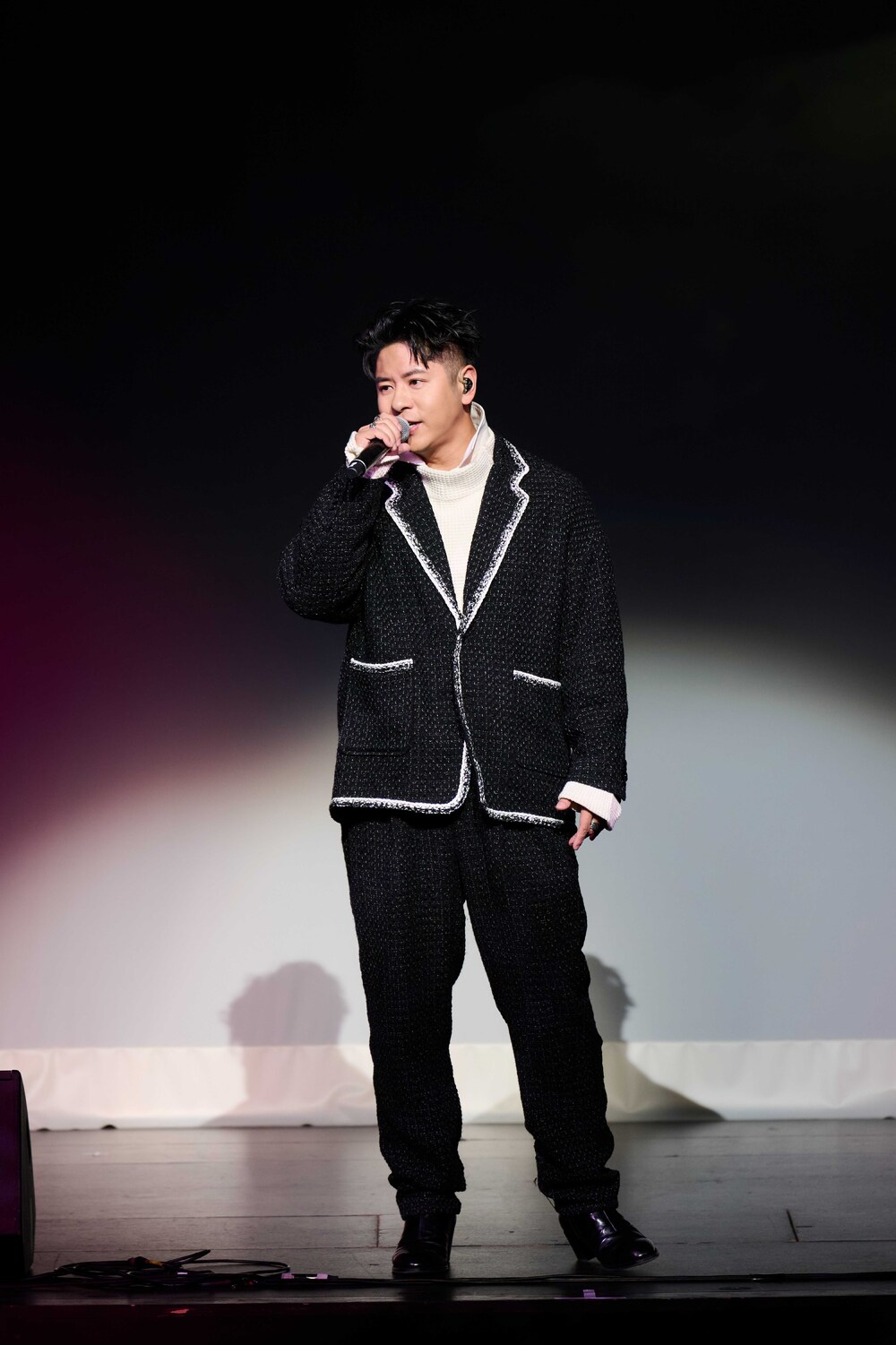 The concert featured a captivating performance by renowned Hong Kong singer and  GSIS alumus Mr Alfred Hui, Class of ''07