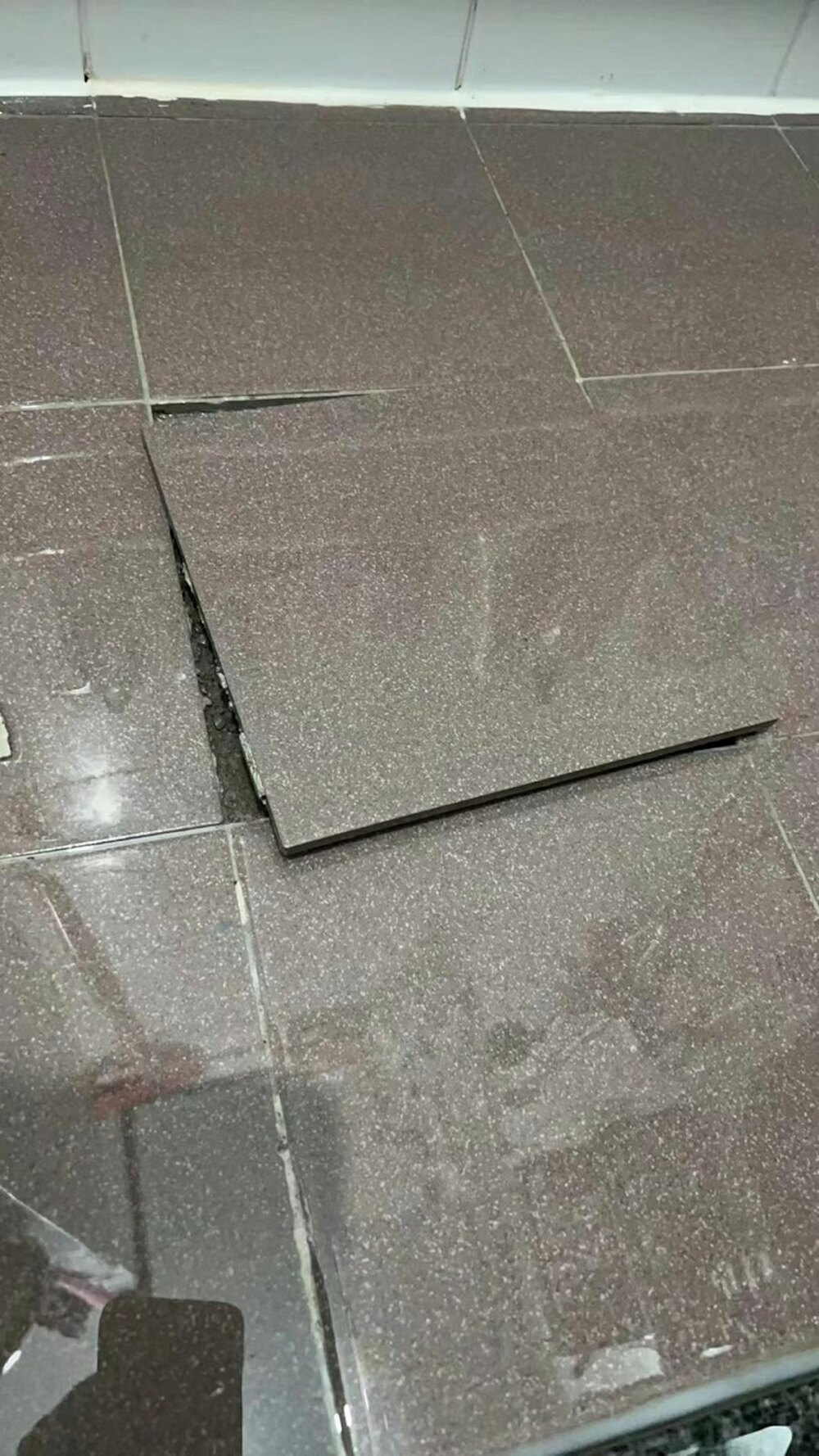 Various types of leakage were observed at the housing project, including leaks from washing machine drainage pipes, water supply pipes, rainwater seepage in corridor platforms, water seepage in bathrooms, walls, and door edges. (Photo: Lam Pok)
