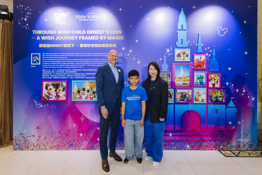 Tim Sypko, Managing Director at Hong Kong Disneyland Resort (left) and Cynthia Leung, chairperson of Make-A-Wish Hong Kong. (right)
