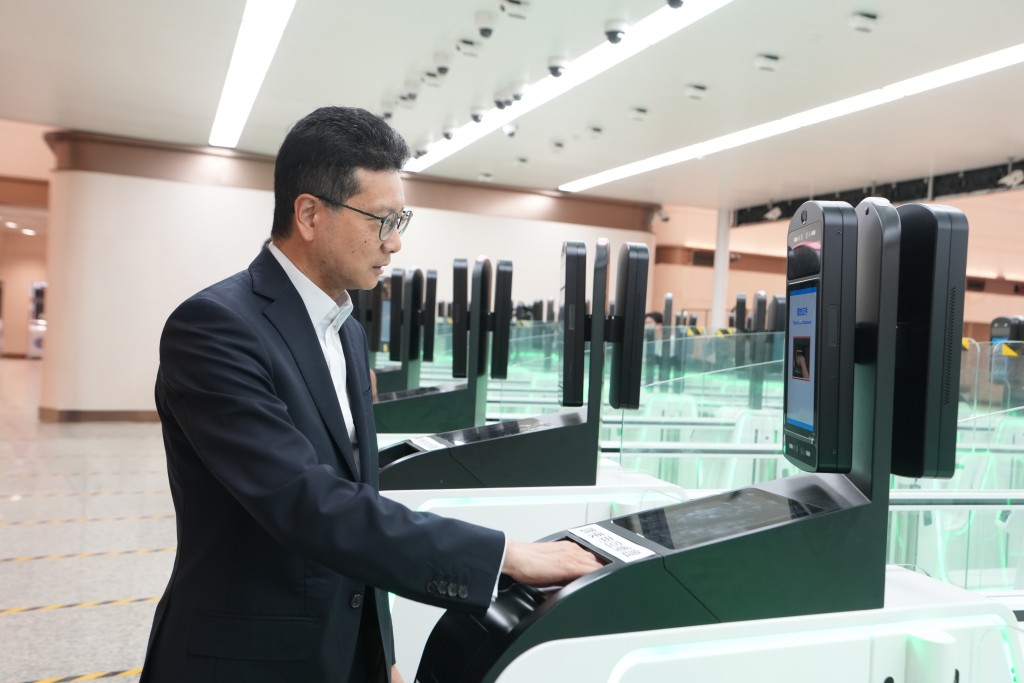 Deputy Directors of Immigration Ching Wo Mok visited the site to oversee the drill