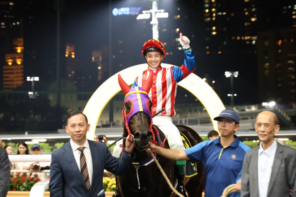 Cody Mo and Derek Lueng celebrating the win of Spicy Spangle at Happy Valley. Sing Tao.