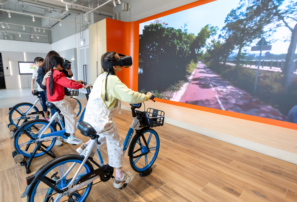 Local shared-bike brand LocoBike promotes healthy living and eco-friendly commuting through a 360° VR cycling experience.