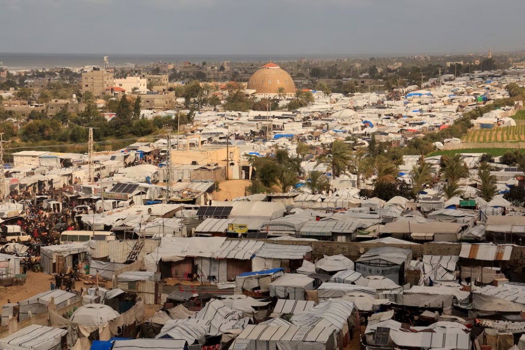 Displaced Palestinians shelter at a tent camp in Khan Younis, southern Gaza Strip, January 14, 2026. REUTERS/Haseeb Alwazeer 