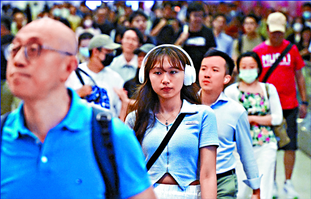 There are more than 3.5 million LinkedIn users in Hong Kong, primarily aged between 25 and 34. SING TAO There are more than 3.5 million LinkedIn users in Hong Kong, primarily aged between 25 and 34. SING TAO