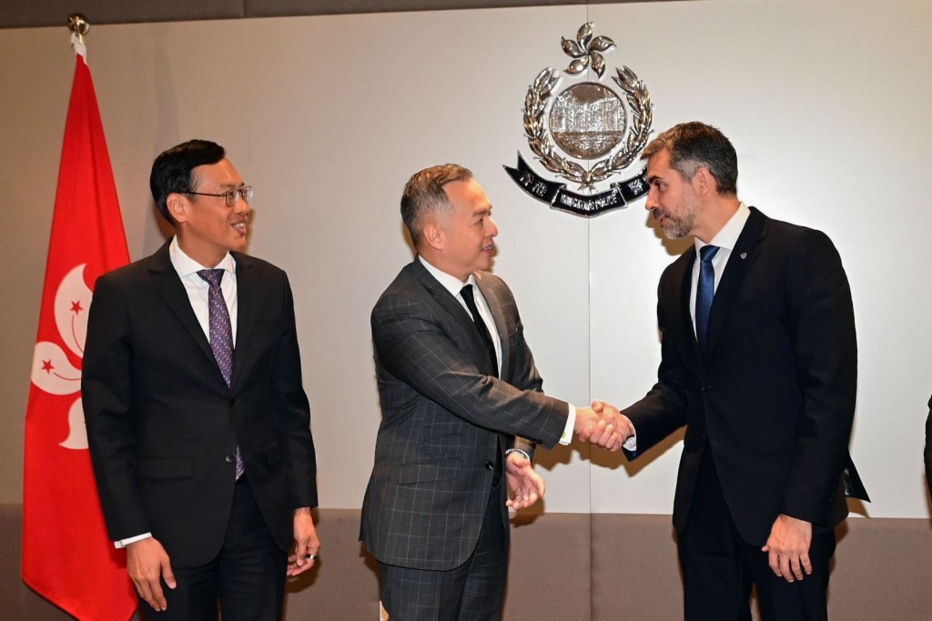 Commissioner of Police Chow Yat-ming (centre) and Chan Joon-sun (left) receive Eugenio Ricas (Right).