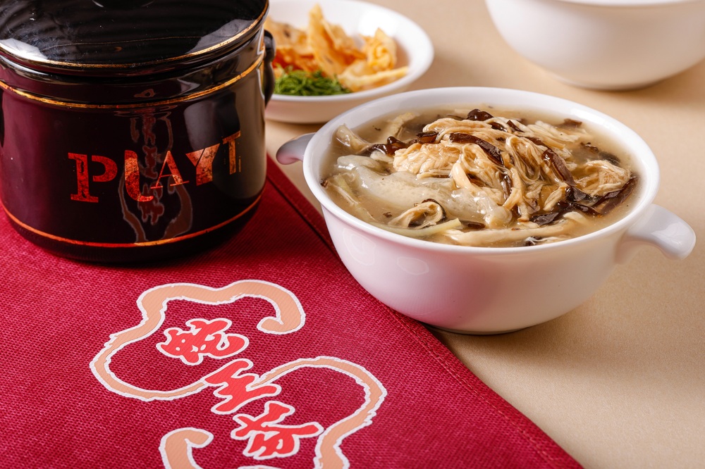 The famous Snake Banquet by Ser Wong Fun, uses five types of fresh snake meat, as well as fish maw, abalone, chicken, and tangerine peel, offering a rich texture and robust flavor.