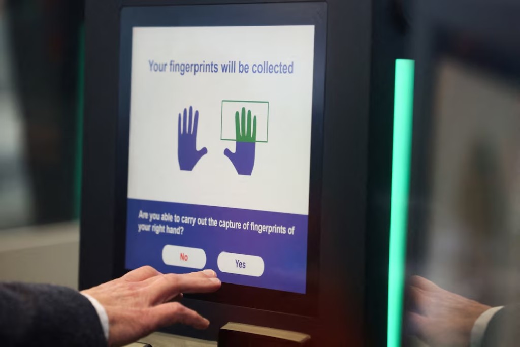  A man operates an automated EES kiosk during a demonstration of the European Union's Entry/Exit System (EES) at the Eurotunnel terminal in Folkestone, Britain, September 23, 2025. REUTERS/Jack Taylor/File Photo