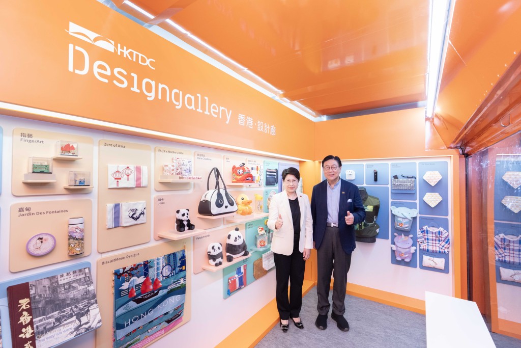 Professor Frederick Ma, HKTDC Chairman, and Sophia Chong, HKTDC Executive Director, tour the exhibition at the launch ceremony. Professor Frederick Ma, HKTDC Chairman, and Sophia Chong, HKTDC Executive Director, tour the exhibition at the launch ceremony.