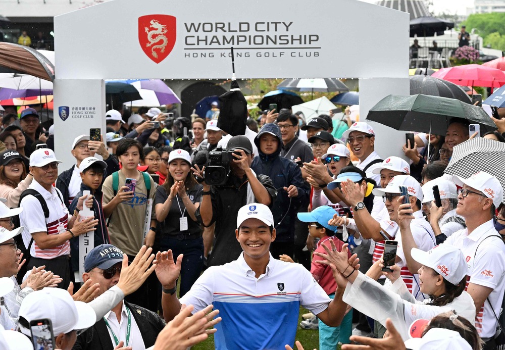 Fans brave the rain to witness home favorite Taichi Ko make Asian Tour history at the Hong Kong Golf Club. AFP