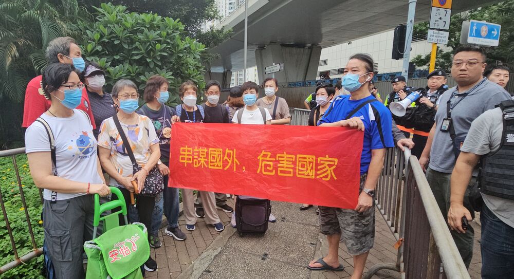 A group of people calls for Jimmy Lai to be punished severely outside court. SING tAO A group of people calls for Jimmy Lai to be punished severely outside court. SING tAO