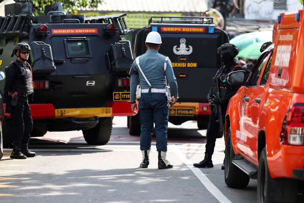 Armed police personnel and military personel guard near an area after an explosion occurred at a school complex in Jakarta, Indonesia, November 7, 2025. REUTERS/Willy Kurniawan