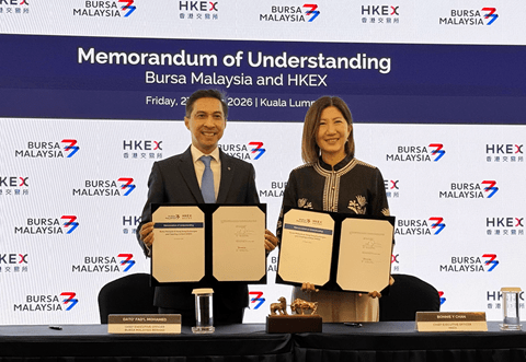 From left, Dato' Fad'l Mohamed and Bonnie Chan sign a Memorandum of Understanding at Bursa Malaysia in Kuala Lumpur. HKEX