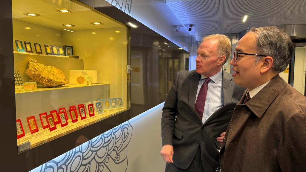 Hui (right) learning about the gold products of the MKS PAMP refinery in the company of its chief executive James Emmett (left). ISD