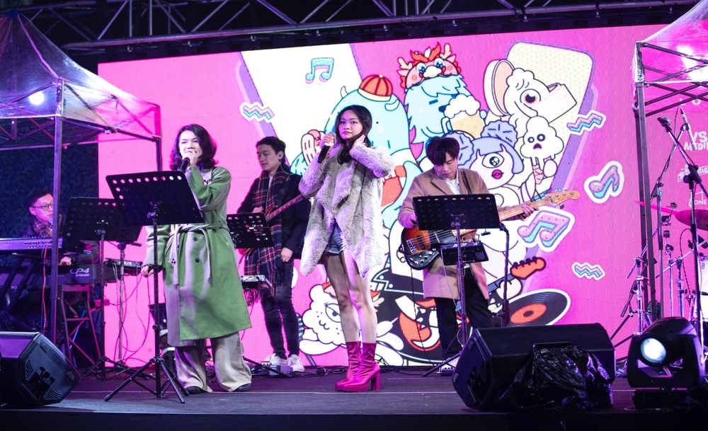 People sang along with the local band “Cuzband” and showcased their singing talent during the Open Mic session. People sang along with the local band “Cuzband” and showcased their singing talent during the Open Mic session.
