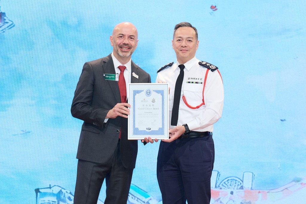 Ed van de Weerd, Chief Executive Officer of Health and Beauty Europe Continental Europe of AS Watson, was presented with the Good Citizen Award for bravely rescuing a woman who fell into the sea at Hung Hom waterfront during a business trip in Hong Kong last year.