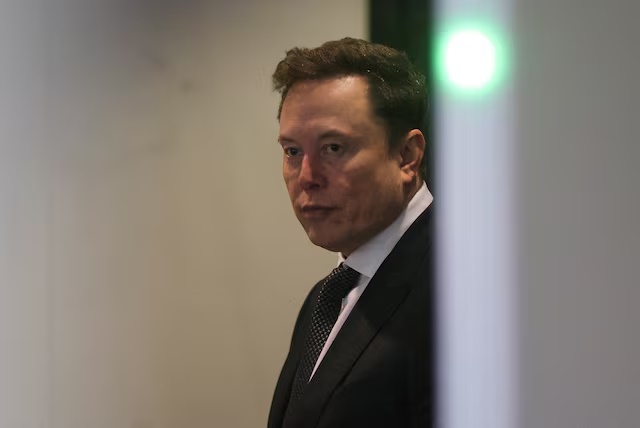 Elon Musk walks to attend the trial in his lawsuit over OpenAI for-profit conversion at a federal courthouse, in Oakland, California, U.S., April 29, 2026. REUTERS/Manuel Orbegozo/File Photo
