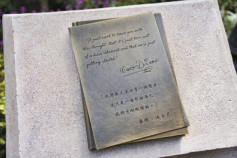 One of the book-shaped plaques beside the statue is a sketchbook yet to be opened, symbolizing that plans for the future are still unknown, with endless possibilities waiting to be discovered.