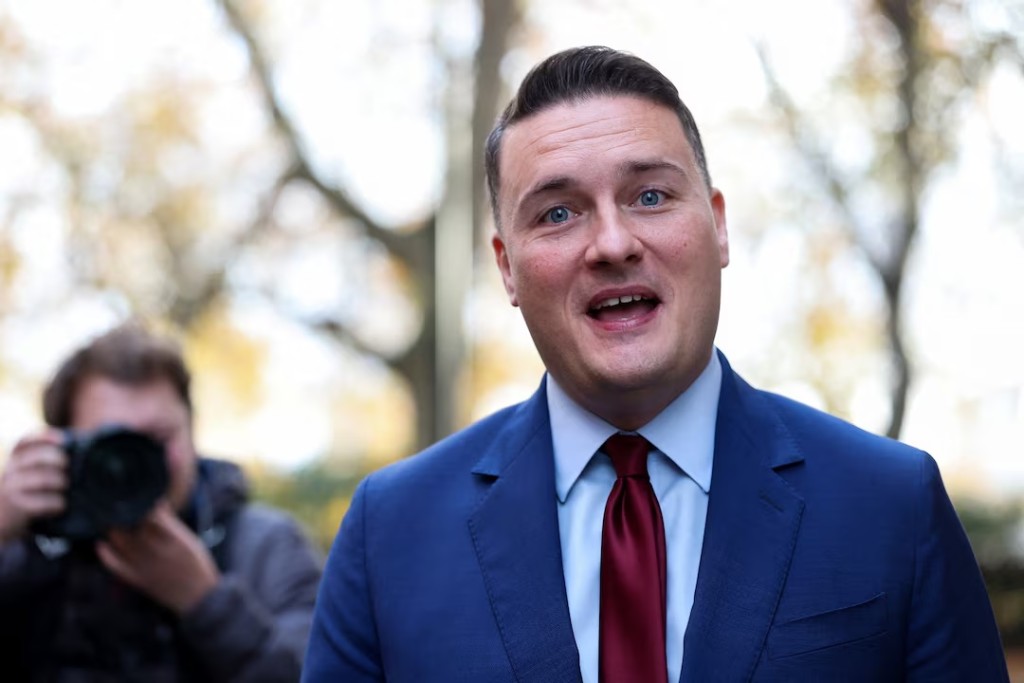  British Health Secretary Wes Streeting speaks to the media as he walks outside a television studios in London, Britain, November 12, 2025. REUTERS/Hannah McKay 