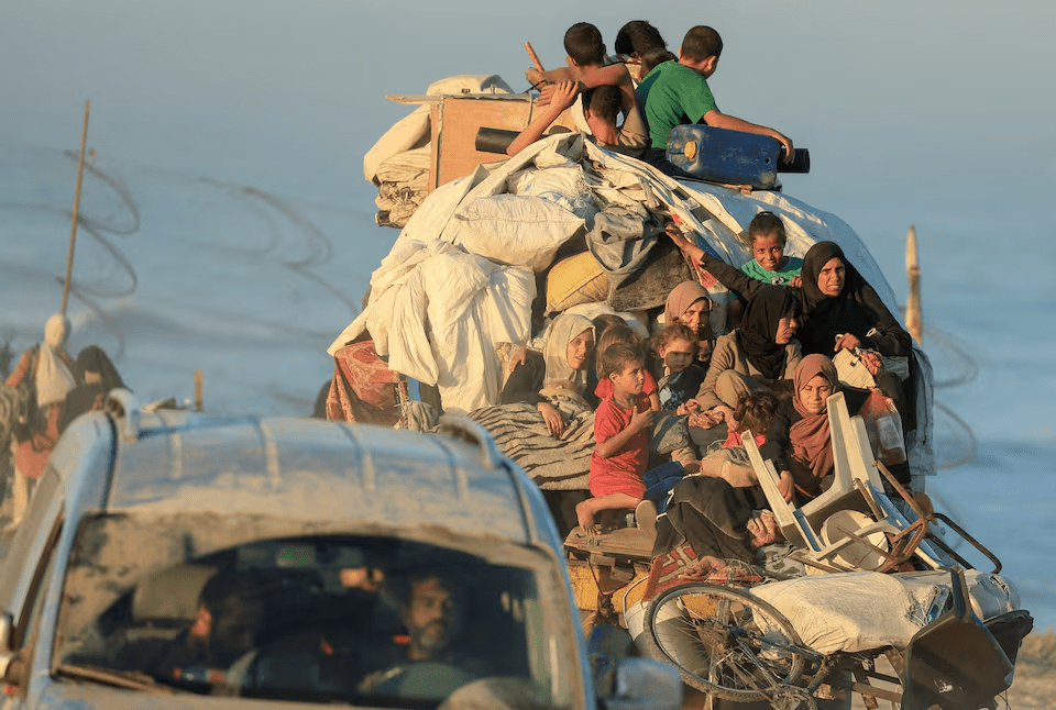 Displaced Palestinians, fleeing northern Gaza due to an Israeli military operation, move southwards after Israeli forces ordered residents of Gaza City to evacuate to the south, in the central Gaza Strip, September 20, 2025. REUTERS/Dawoud Abu Alkas/File Photo