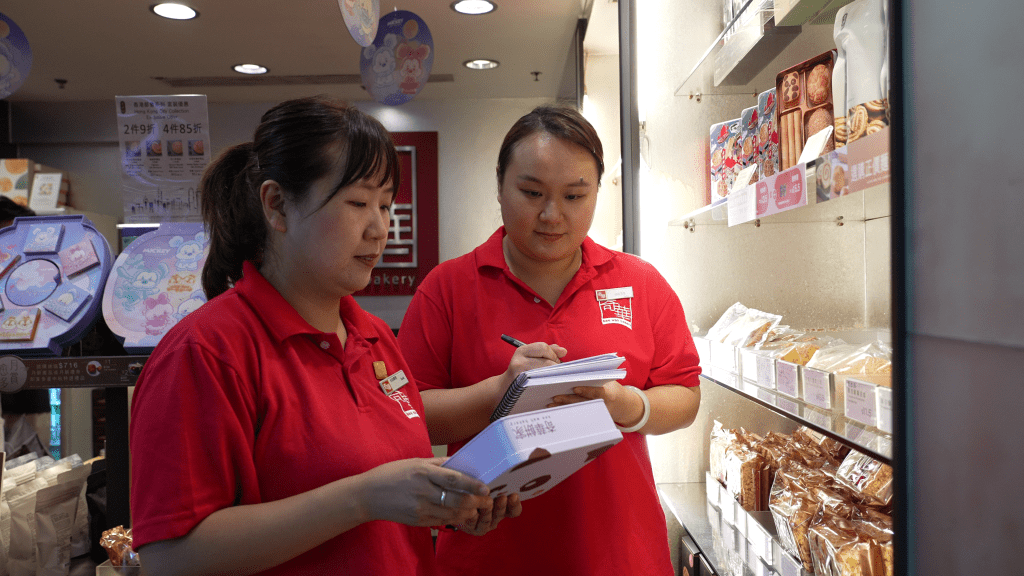 Sarah gives a colleague tips on service, including what products to recommend to customers with dietary or religious concerns. Sarah gives a colleague tips on service, including what products to recommend to customers with dietary or religious concerns.