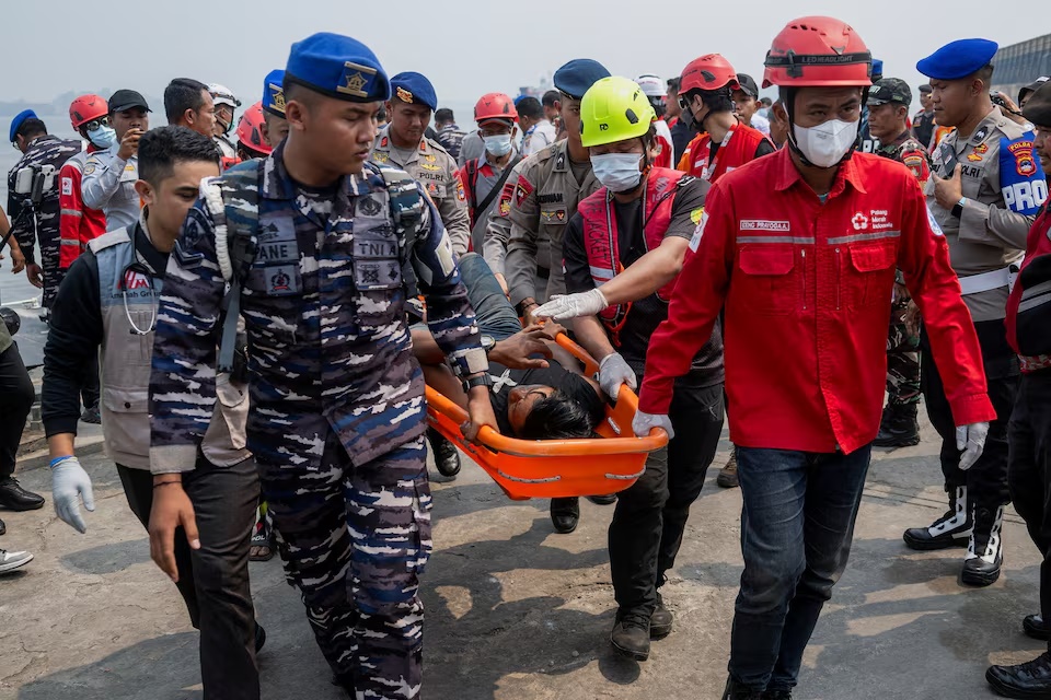 Rescuers using a stretcher carry a passenger of the Virgo Transport 8 ferry that capsized in the Java Sea while sailing from Surabaya in East Java to Banjarmasin in South Kalimantan, upon arrival at Trisakti port in Banjarmasin, South Kalimantan province, Indonesia, September 15, 2026. REUTERS/Stringer/File Photo