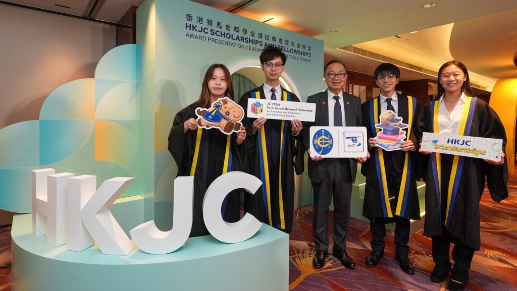 Club Chairman Martin Liao (centre) with JC Scholars Sunny Wong (2nd right), Winnie Pang (1st left), Samantha Yeung (1st right) and JC STEM Early Career Research Fellow Dr Jeff Lam (2nd left).