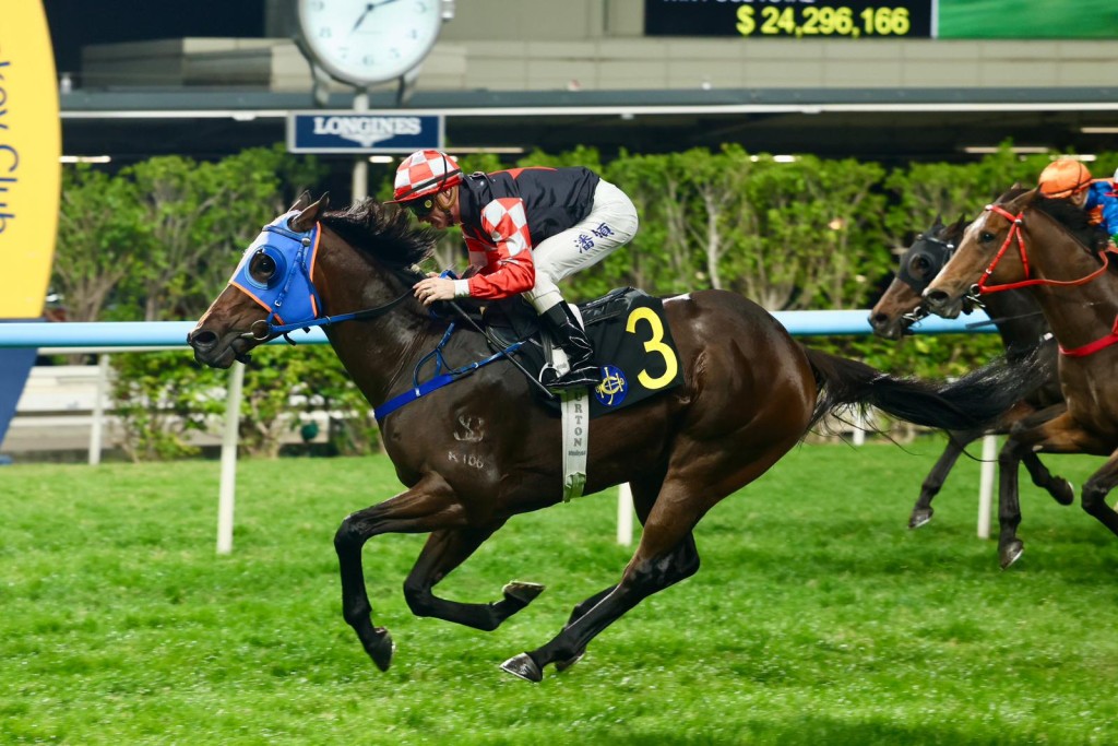 Golden Friendship flies to the line for Zac Purton after trainer Jimmy Ting called the leading jockey for the ride. Singtao 
