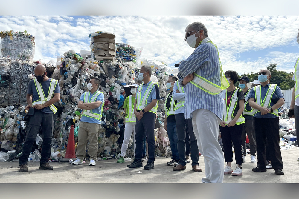 Baguio’s board of directors and senior management visit Baguio’s sorting facility to get the latest industry update
