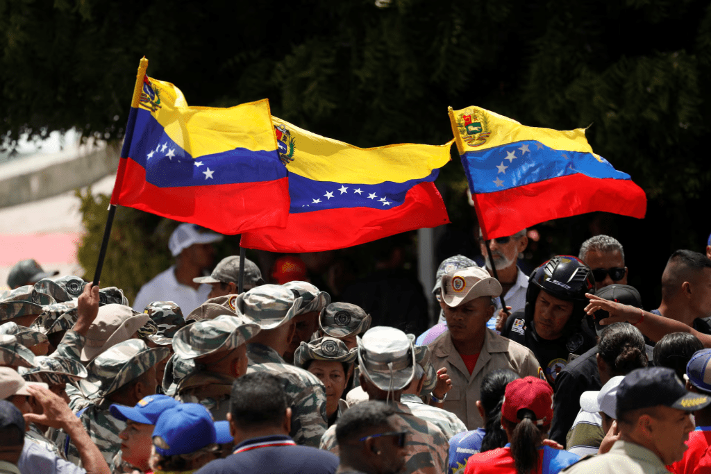 Members of the National Bolivarian Militia hold flags following Venezuelan President Nicolas Maduro's call for a nationwide recruitment drive in La Guaira, Venezuela, August 30, 2025. REUTERS/Leonardo Fernandez Viloria 