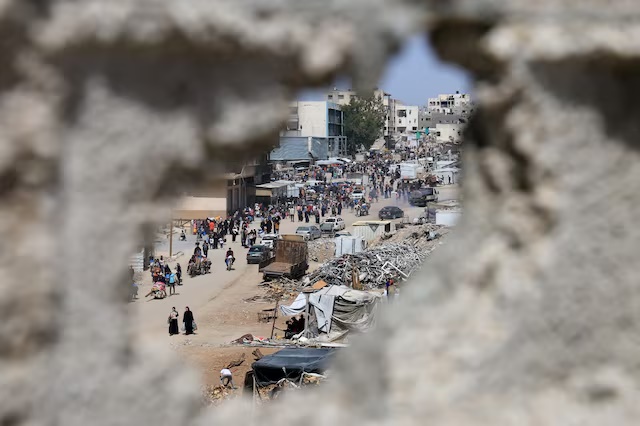 Palestinians make their way with belongings as they flee their homes after the Israeli military issued orders for evacuation from eastern Khan Younis, in the southern Gaza Strip, May 19, 2025. REUTERS/Hatem Khaled 