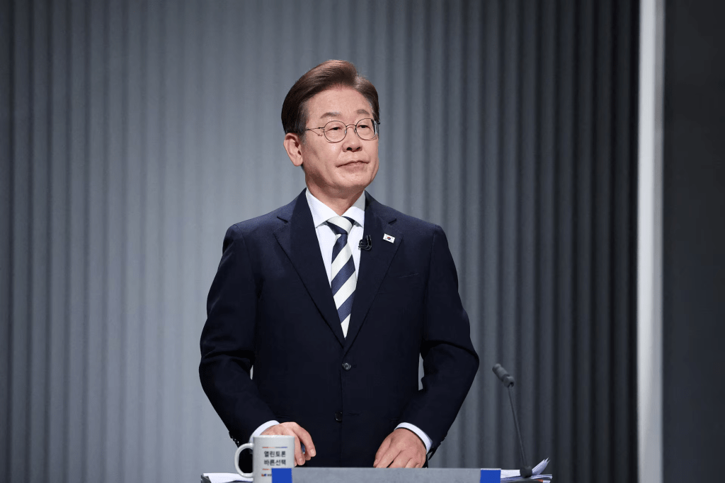  Lee Jae-myung, the presidential candidate for South Korea's Democratic Party, prepares for the second televised debate for the upcoming presidential election in Seoul, South Korea, May 23, 2025. REUTERS/Kim Hong-Ji/Pool/File Photo